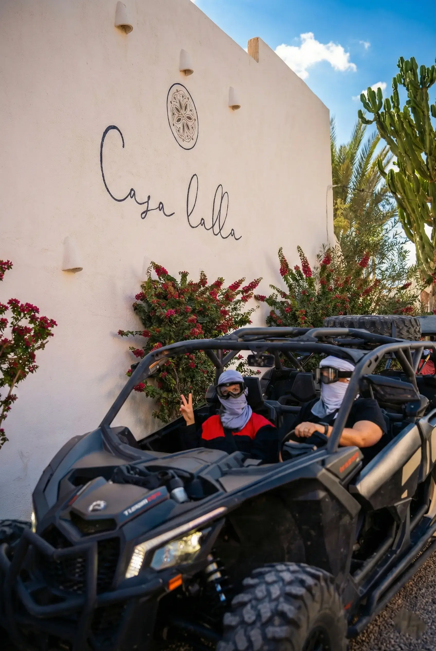 Vue en hauteur depuis la terrasse sur le toit sur les eaux paisibles du lac Takerkoust après une excursion en buggy
