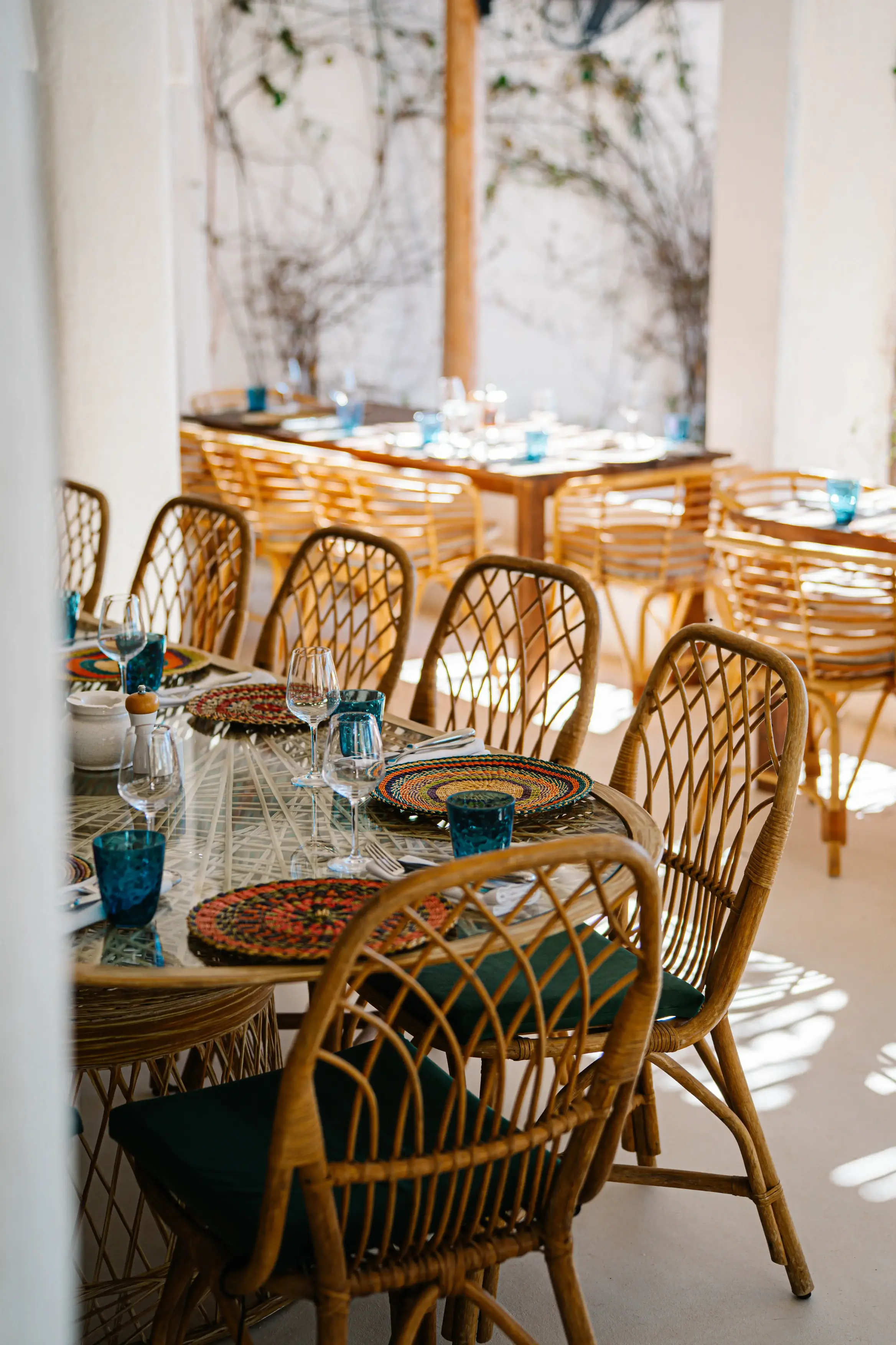 Plateau de plats marocains authentiques et haut de gamme servi dans un restaurant branché près de Marrakech
