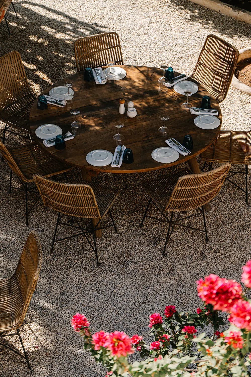 Dîner au coucher du soleil à l'heure dorée dans un restaurant de luxe du désert d'Agafay sous le climat idéal de Marrakech