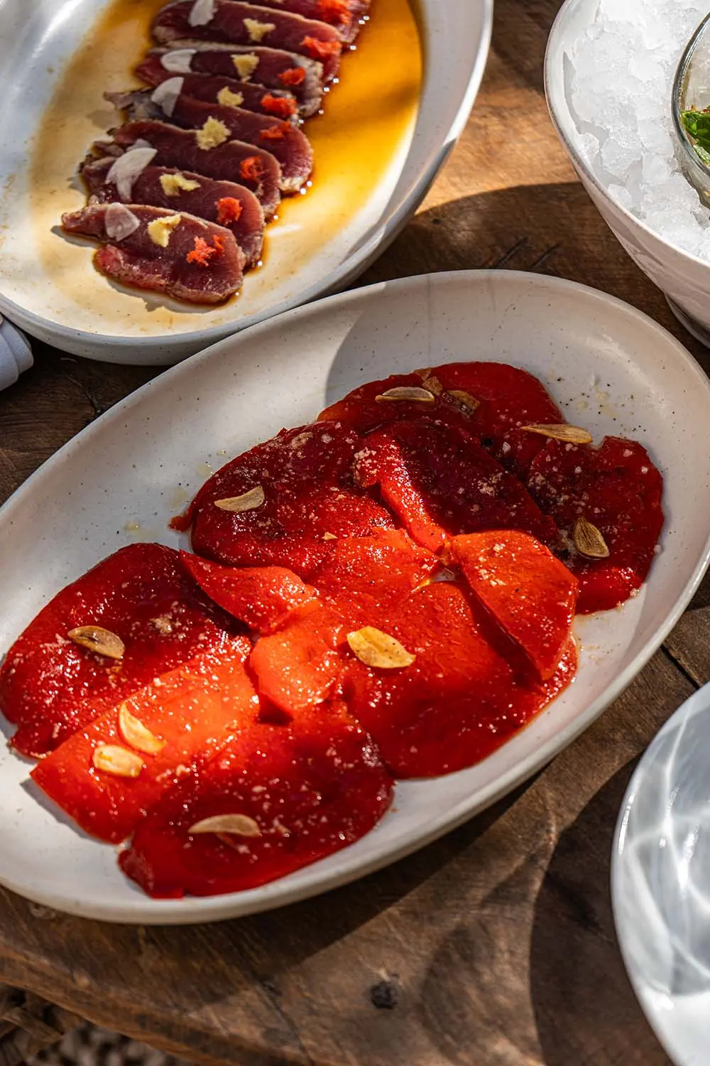 Vues panoramiques sur le barrage du lac Takerkoust et les sommets enneigés du Haut Atlas