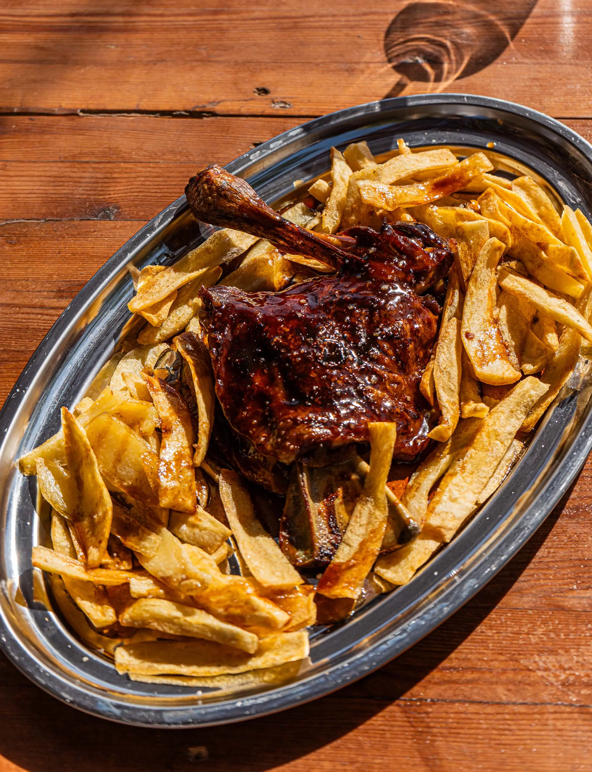 Élégant service de thé de l'après-midi boho-chic offrant une expérience de luxe près de Marrakech