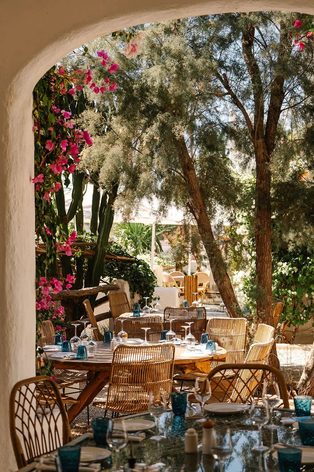 Déjeuner de luxe au bord de la piscine avec une ambiance d'Ibiza dans le paysage rocheux du désert d'Agafay