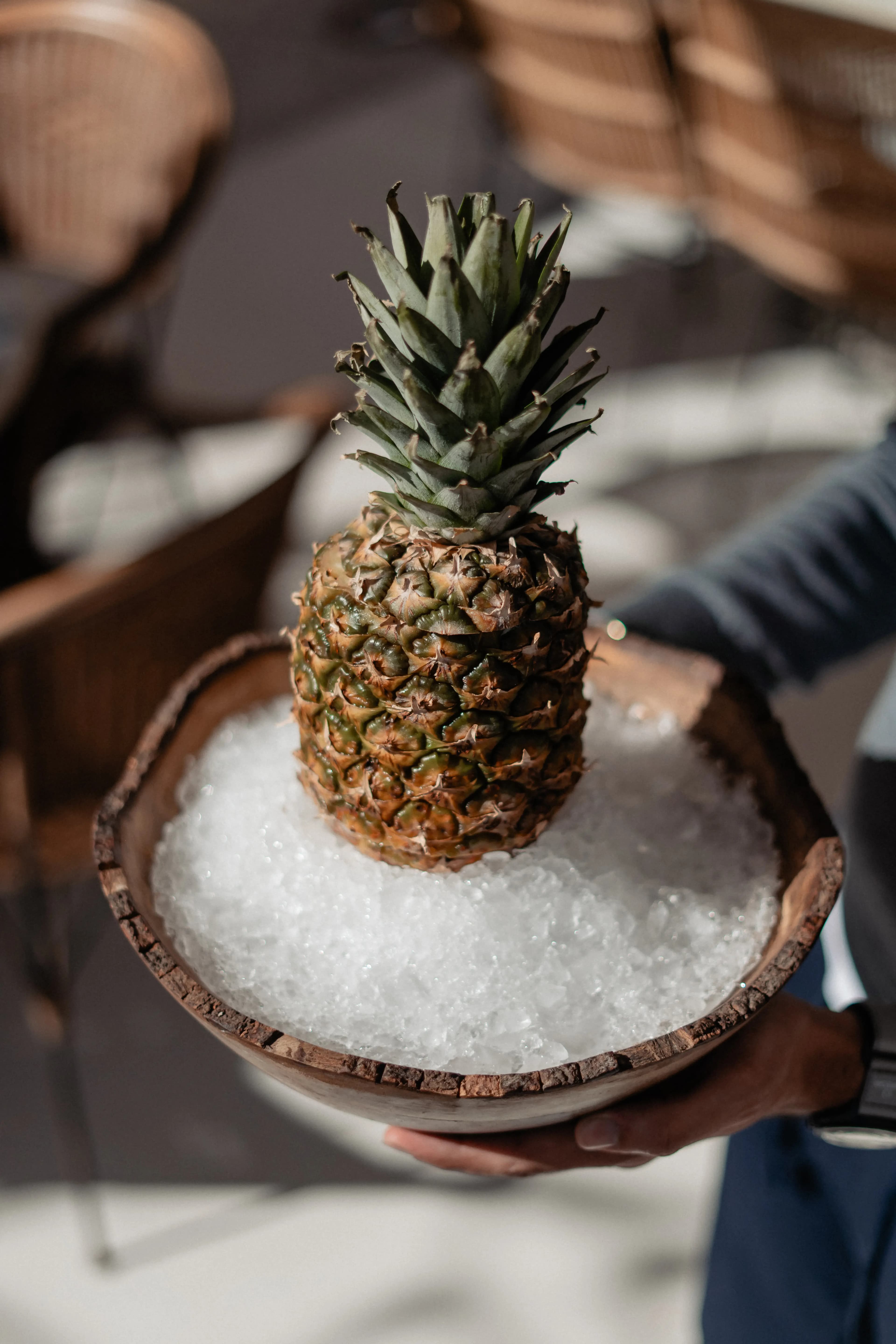 Le parfait apéritif au coucher du soleil dans notre bar lounge de luxe surplombant le lac Lalla Takerkoust