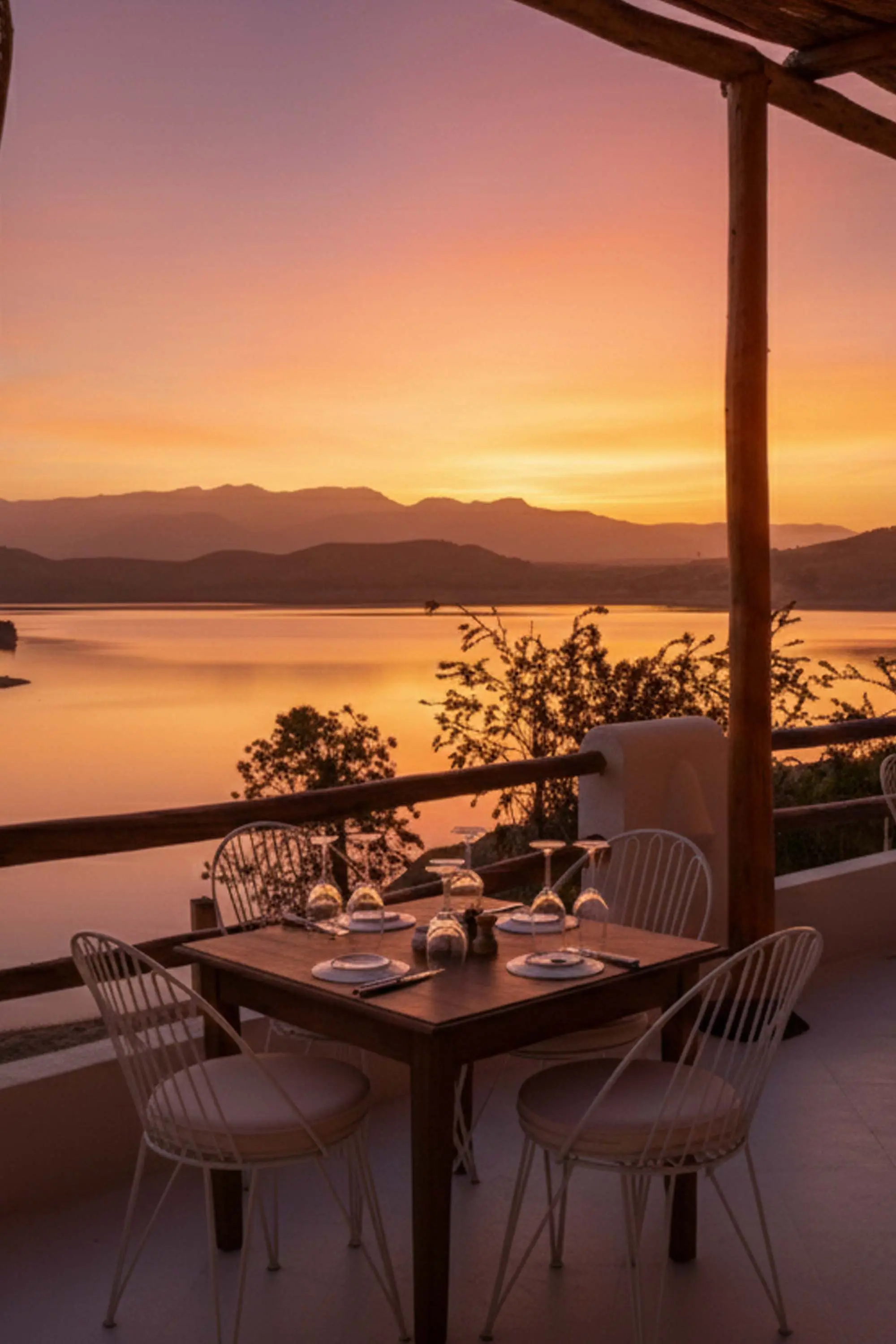 Dîner romantique et élégant sous les étoiles dans le désert d'Agafay avec un service de luxe