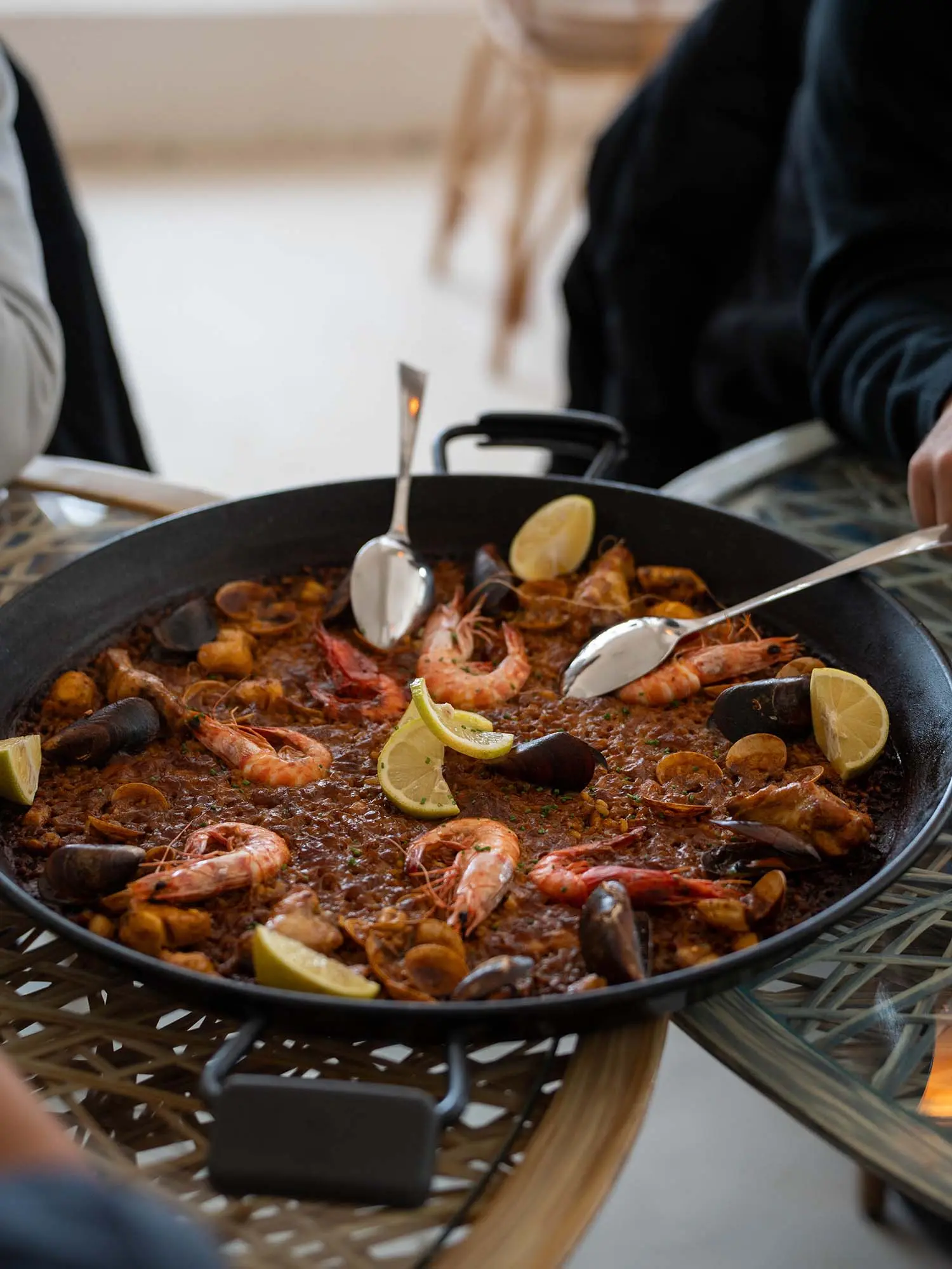 Jardins méditerranéens luxuriants pour une évasion paisible combinant la détente d'Ibiza et le charme de Marrakech