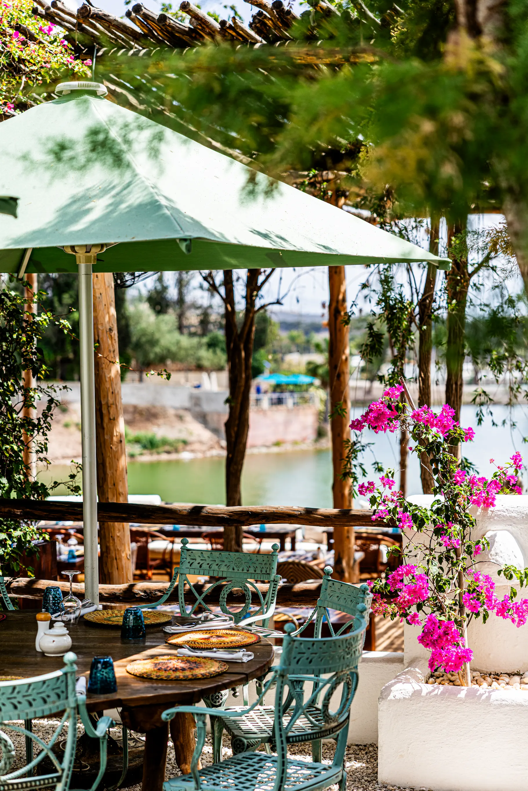Ambiance chaleureuse et festive aux vibrations d'Agafay au cœur du restaurant Casa Lalla