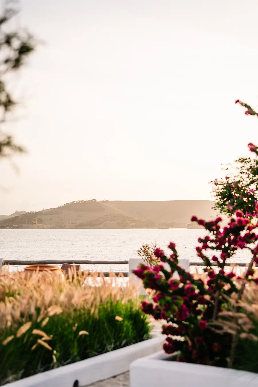Vue imprenable sur les montagnes de l'Atlas depuis un day club et restaurant de luxe à Marrakech