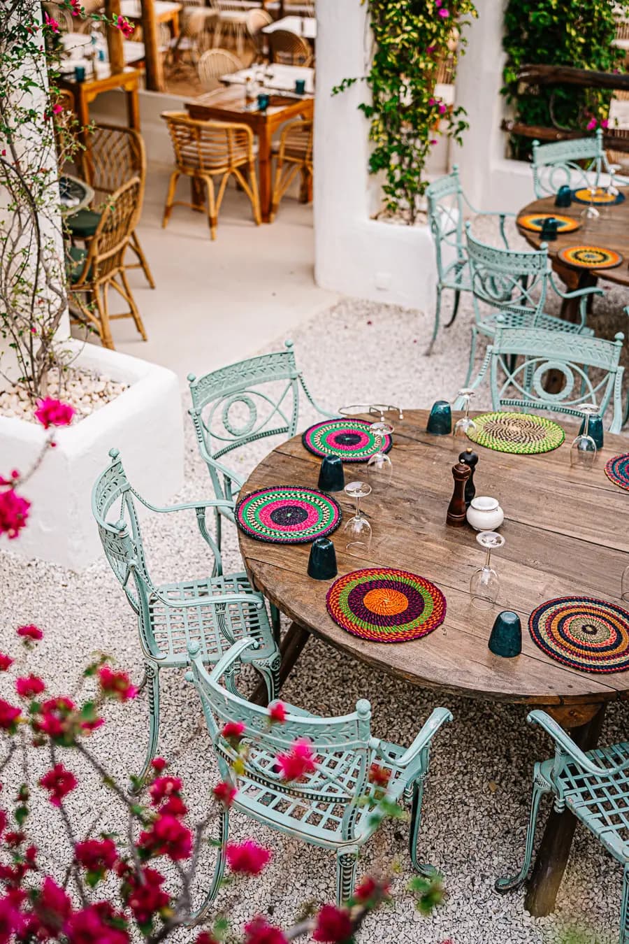Dîner sur terrasse boho-chic à Casa Lalla Takerkoust offrant une expérience de luxe dans le désert