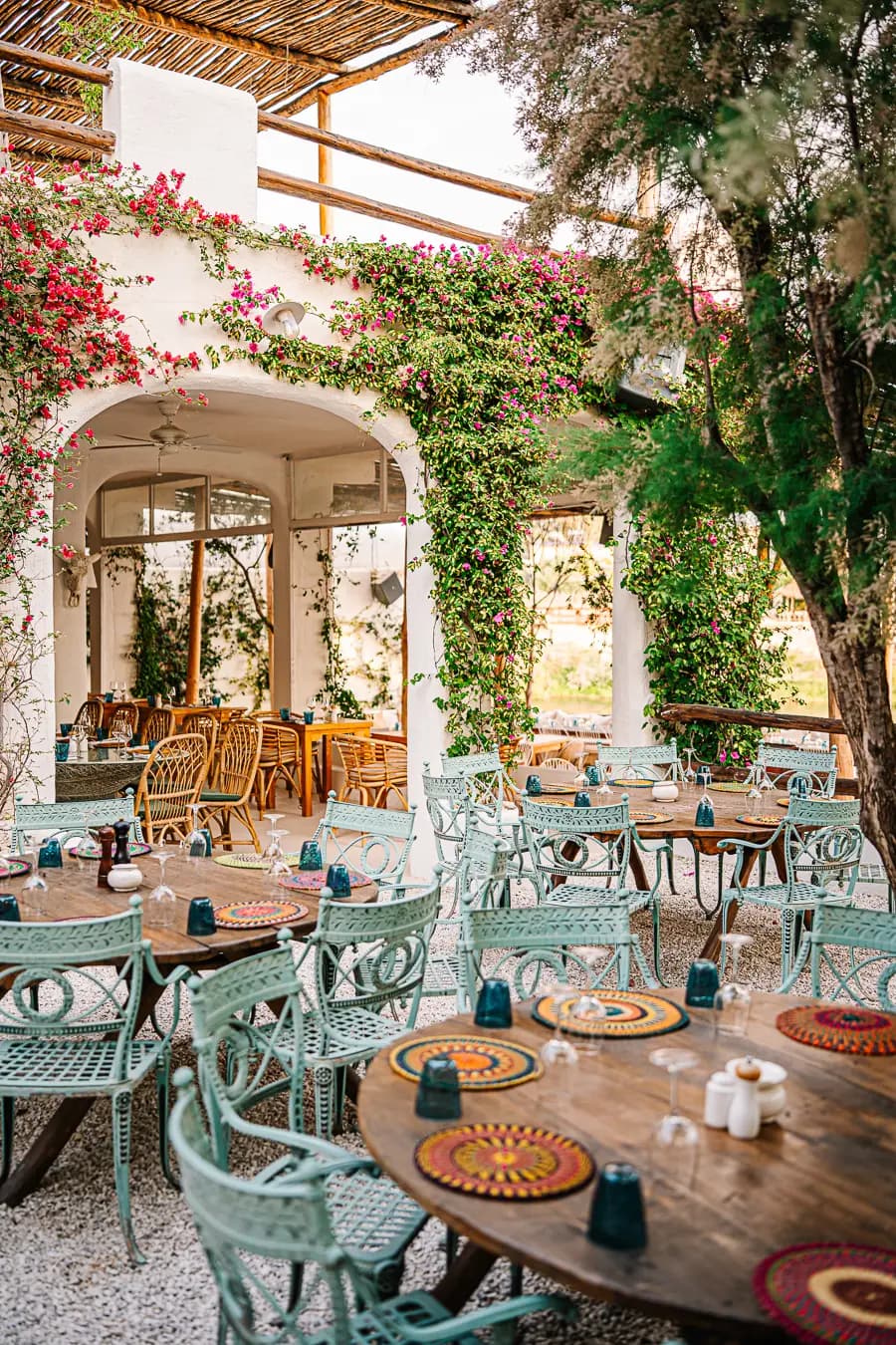 Restaurant et day club exclusif de style Ibiza au bord du lac Lalla Takerkoust près de Marrakech