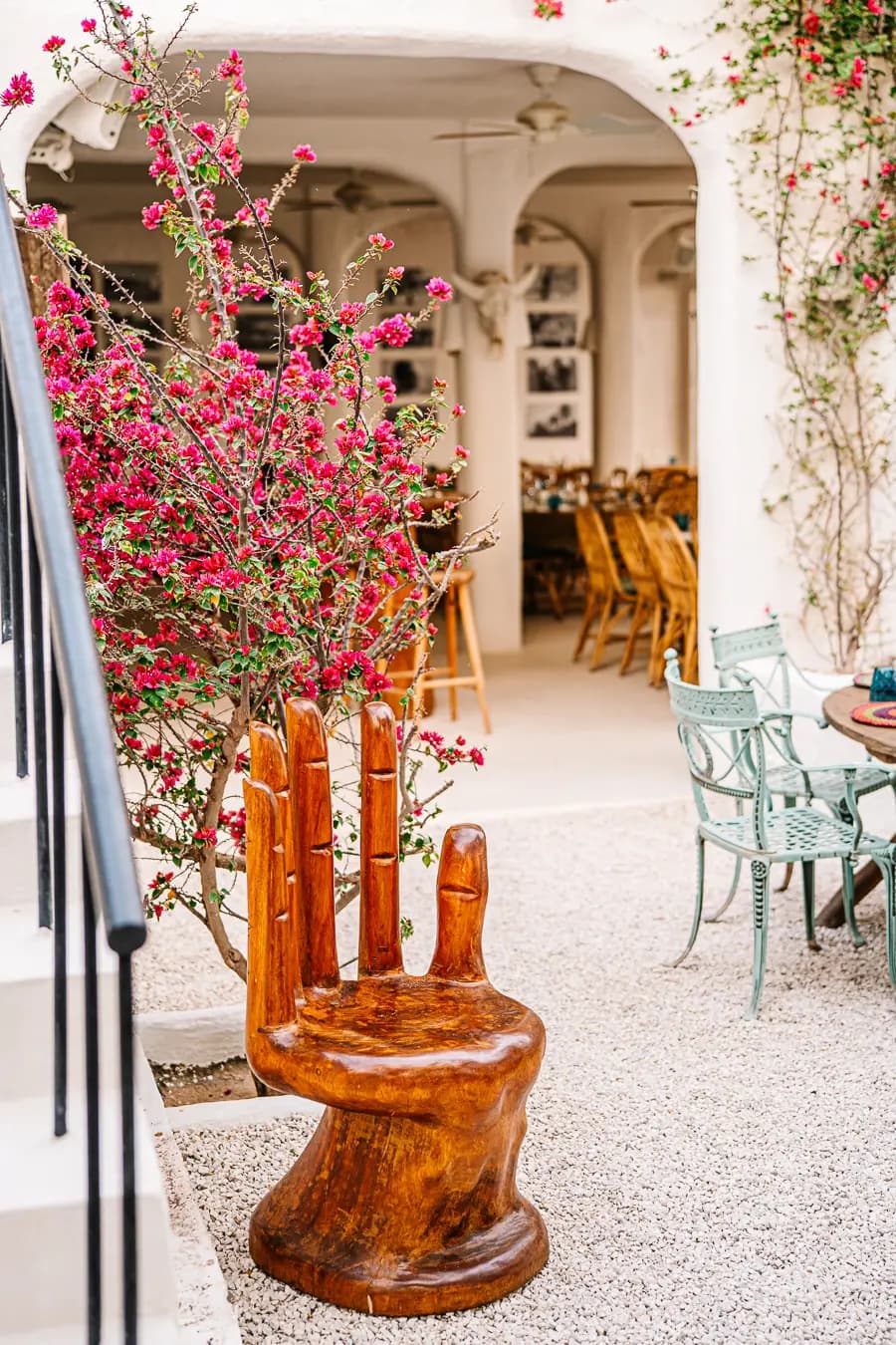 Atmosphère chic de restaurant méditerranéen avec une ambiance Mykonos à Marrakech