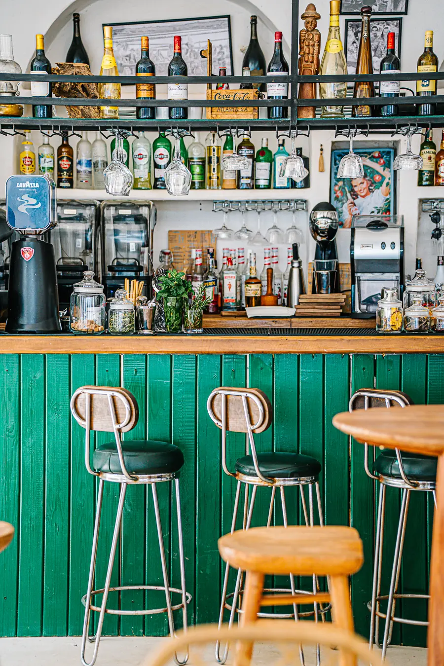 Cocktails artisanaux signatures dans un day club de luxe au bord du lac Takerkoust avec une ambiance de fête d'Ibiza