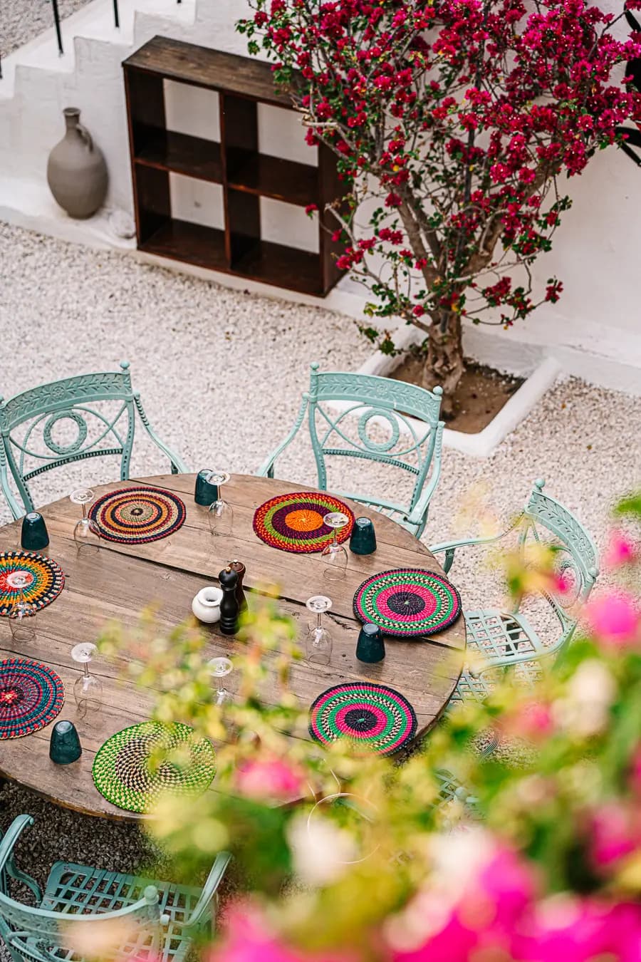 Touristes internationaux dégustant des verres dans une ambiance de beach club d'Ibiza à Lalla Takerkoust