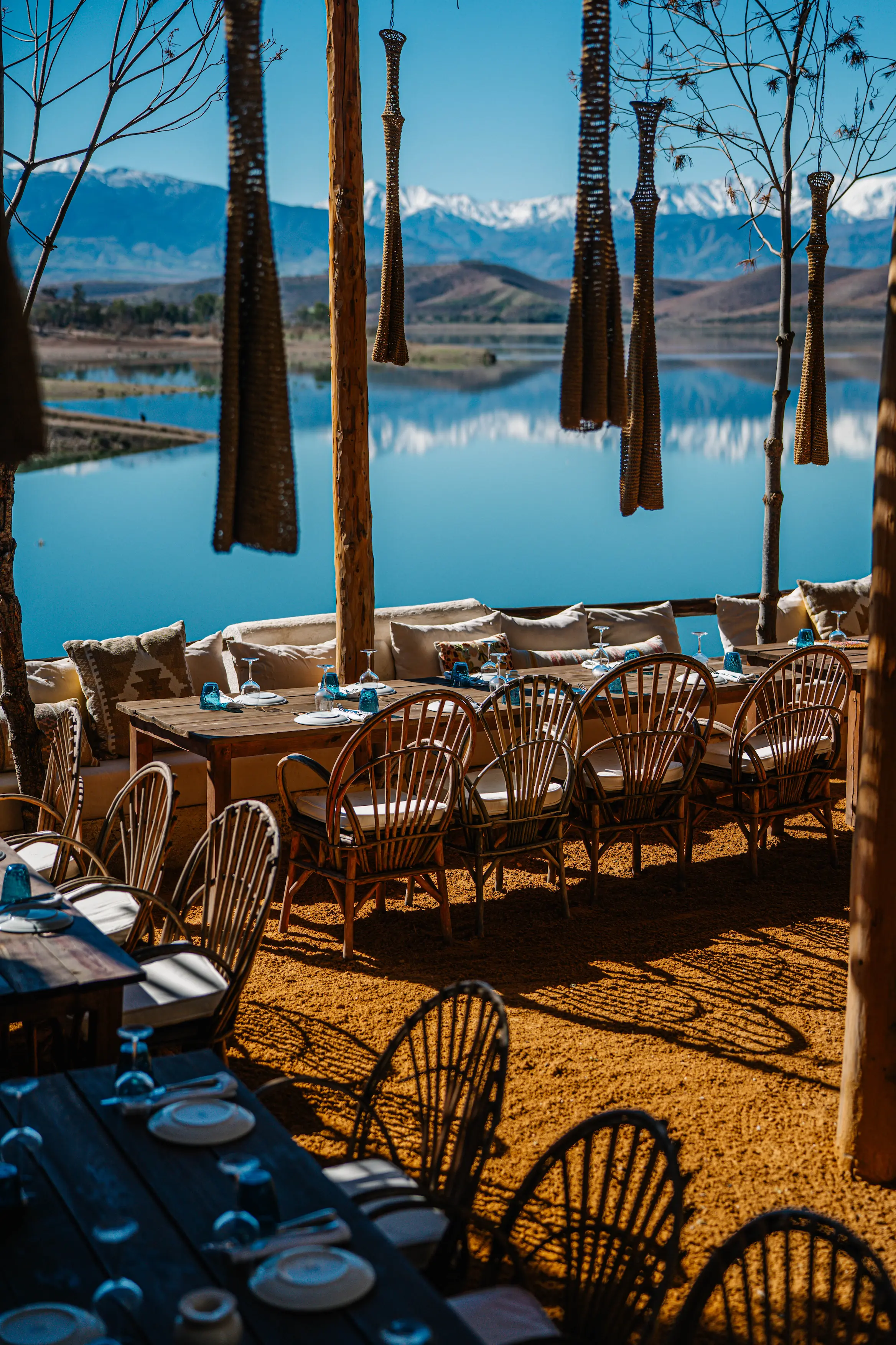 Terrasse panoramique au bord de l'eau à Casa Lalla Takerkoust avec vue imprenable sur le lac Takerkoust, destination idéale pour une excursion près de Marrakech